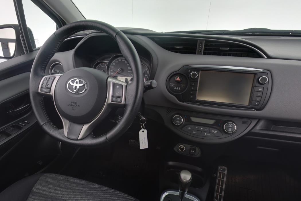 TOYOTA Yaris 2016