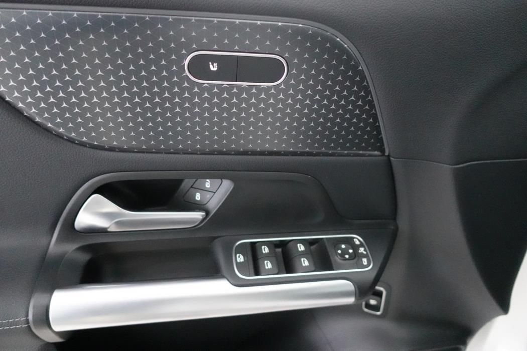 MERCEDES-BENZ EQA 2024