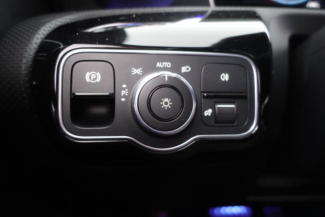 MERCEDES-BENZ A 2020