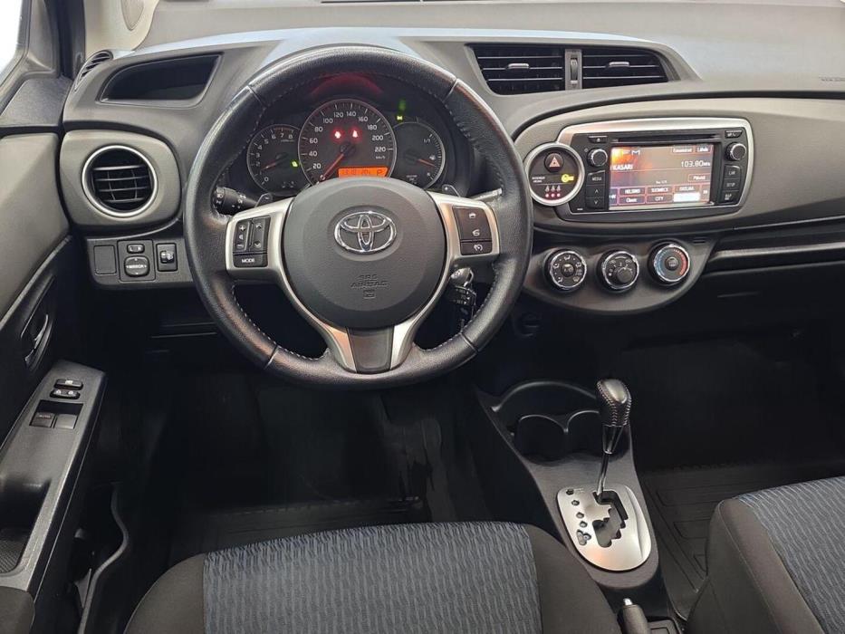TOYOTA Yaris 2013