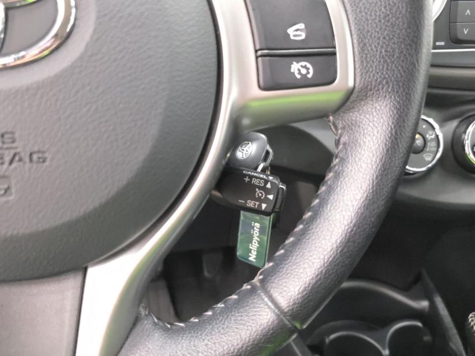 TOYOTA Yaris 2013