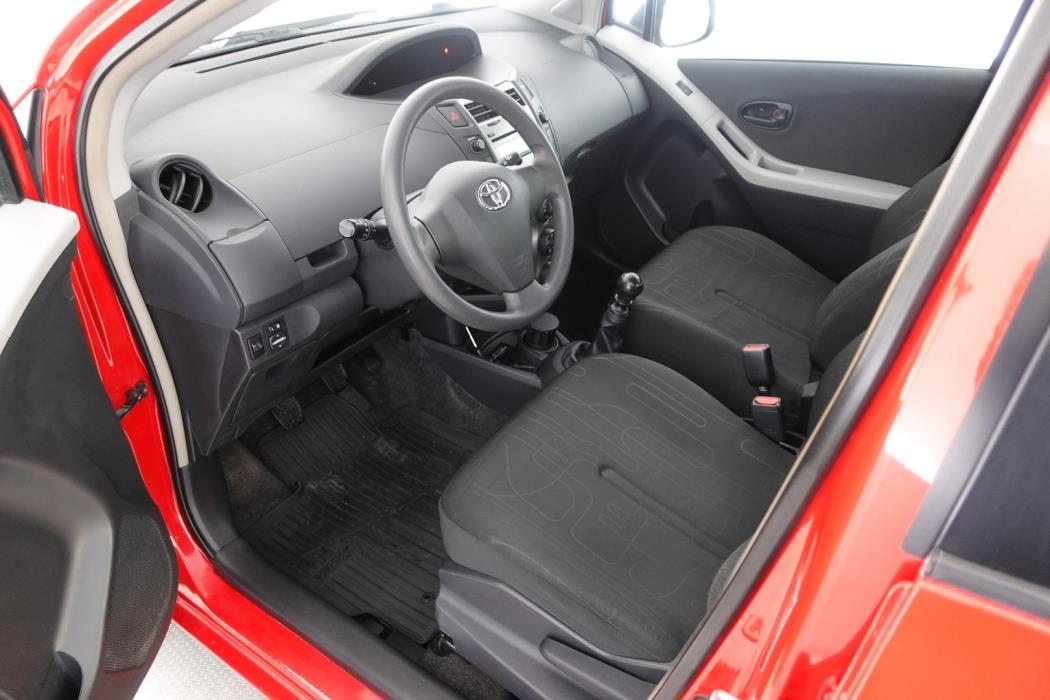 TOYOTA Yaris 2011