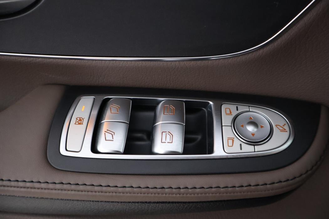 MERCEDES-BENZ V 2022