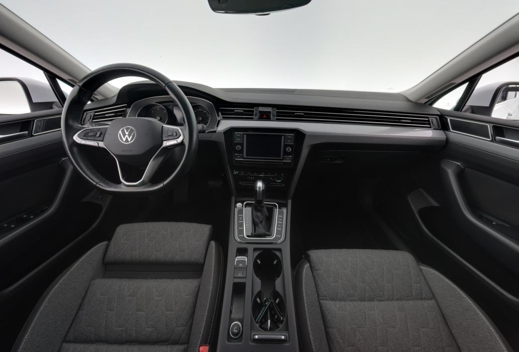 VOLKSWAGEN Passat 2023