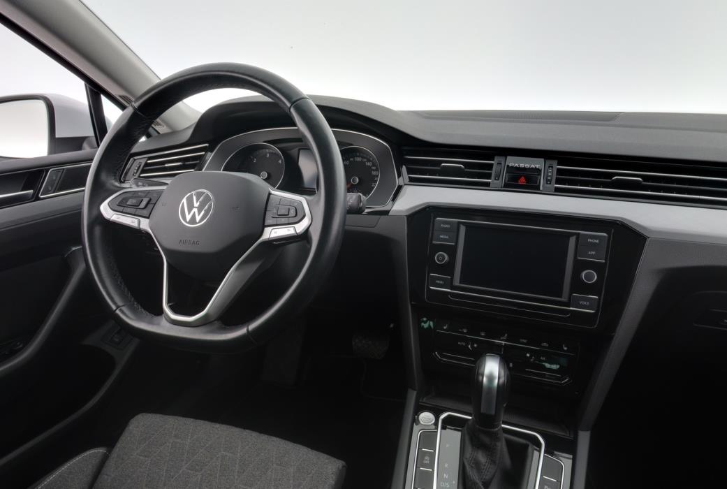 VOLKSWAGEN Passat 2023