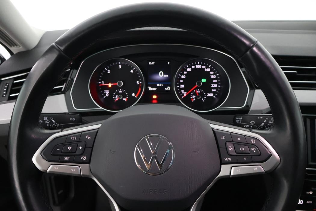VOLKSWAGEN Passat 2023