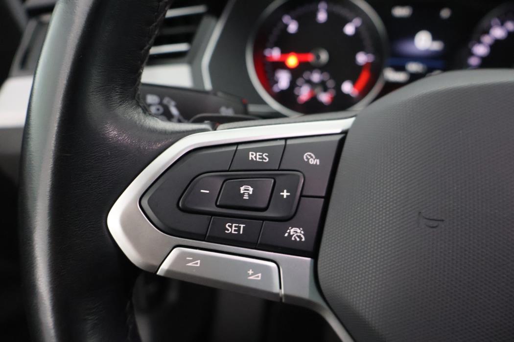 VOLKSWAGEN Passat 2023