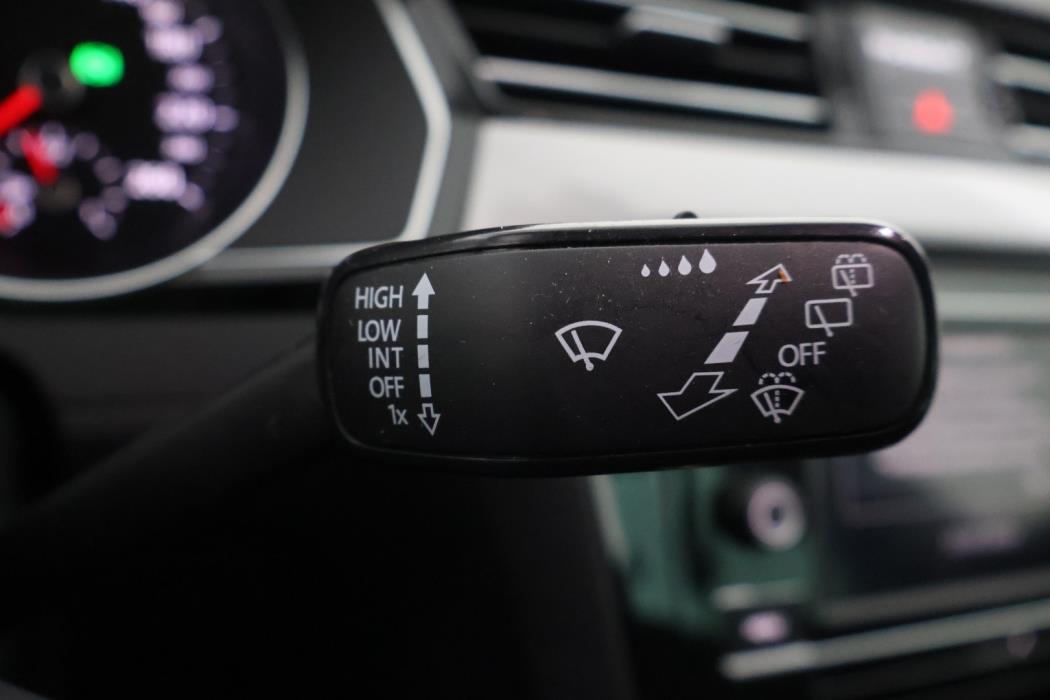 VOLKSWAGEN Passat 2023