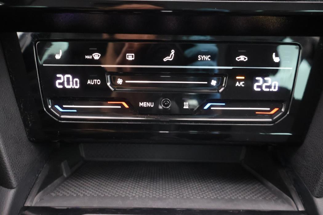 VOLKSWAGEN Passat 2023