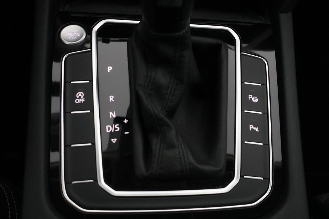 VOLKSWAGEN Passat 2023
