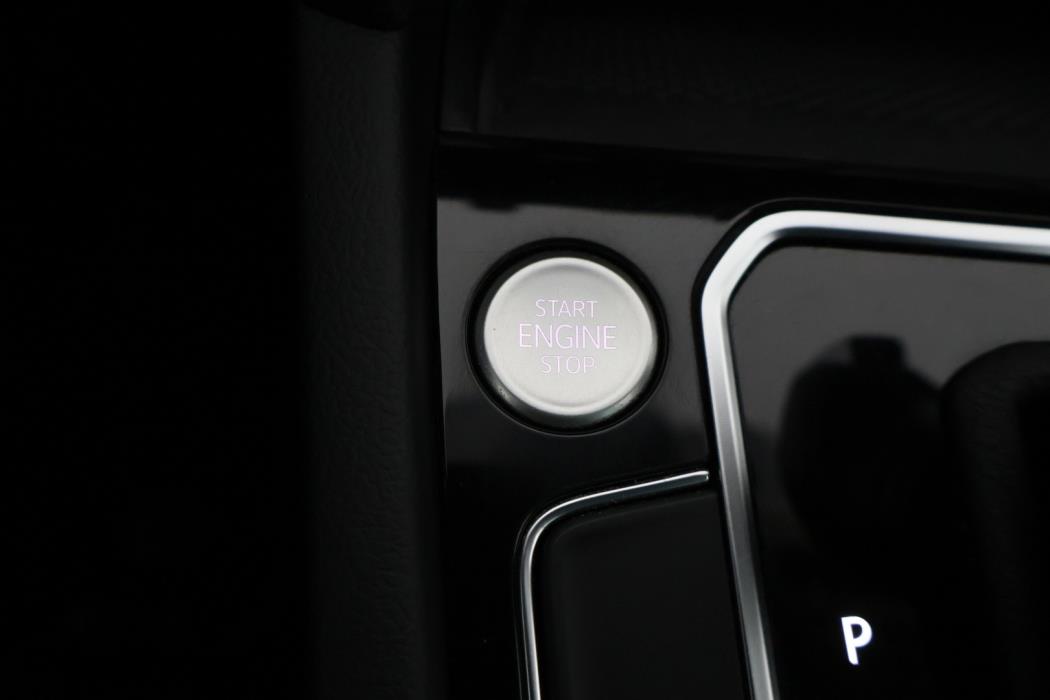 VOLKSWAGEN Passat 2023