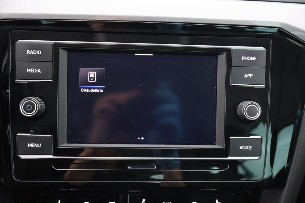 VOLKSWAGEN Passat 2023