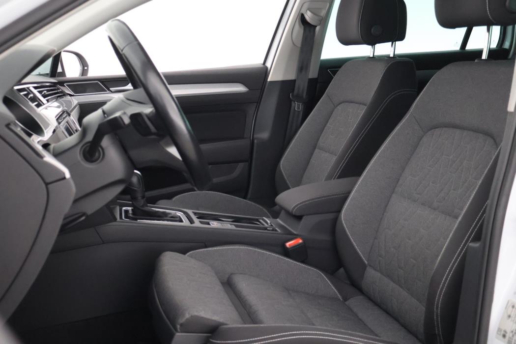 VOLKSWAGEN Passat 2023