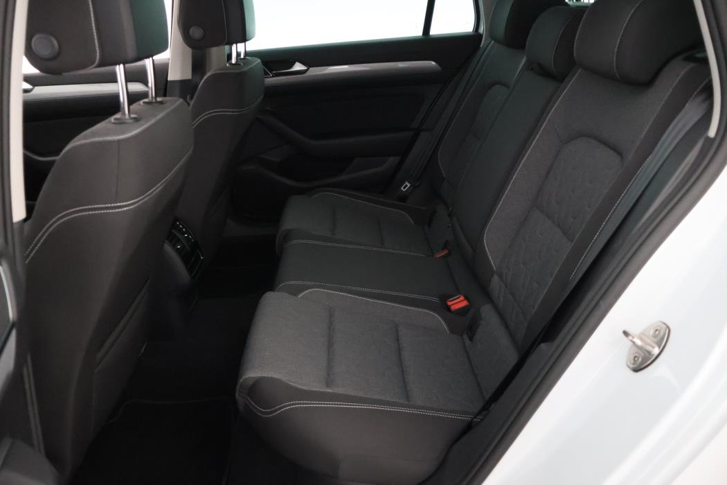 VOLKSWAGEN Passat 2023