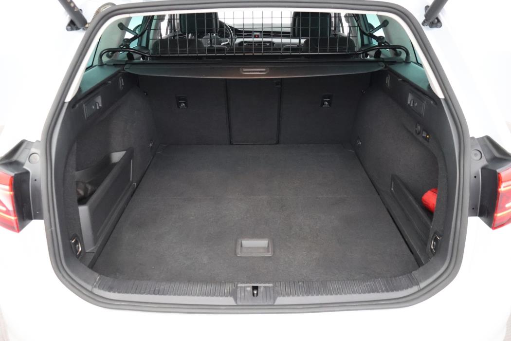 VOLKSWAGEN Passat 2023