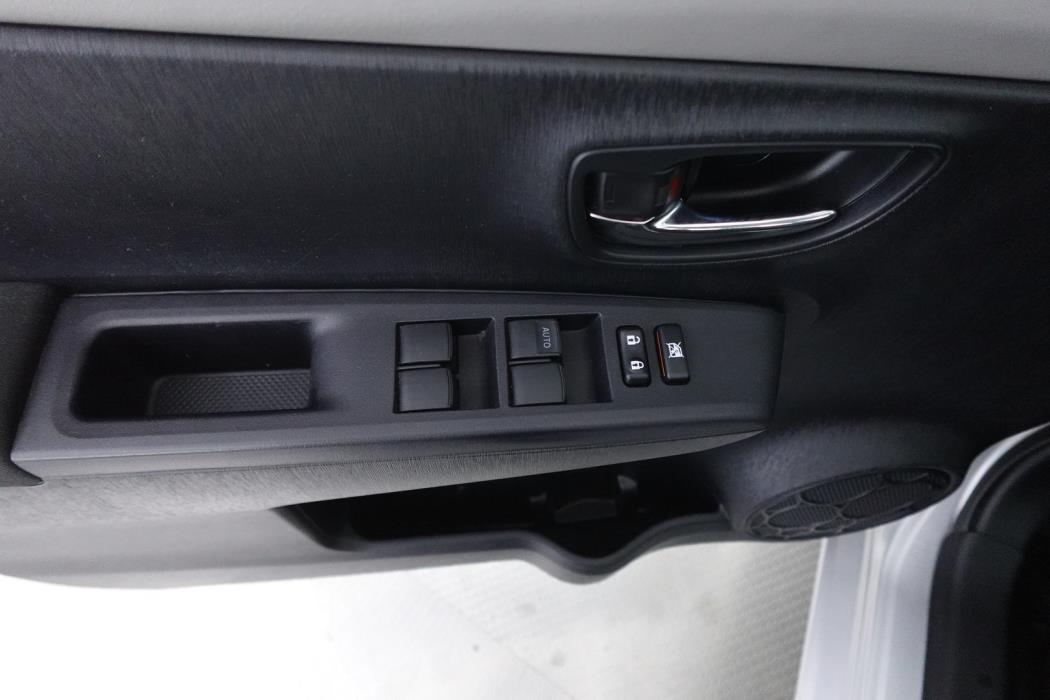 TOYOTA Yaris 2012