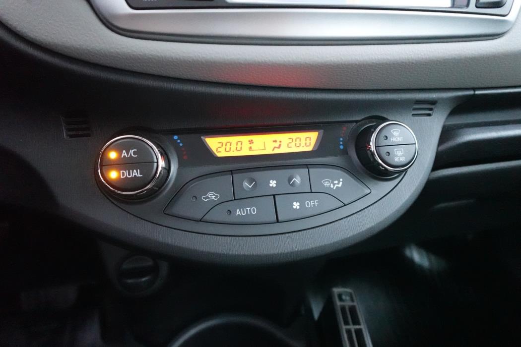 TOYOTA Yaris 2012