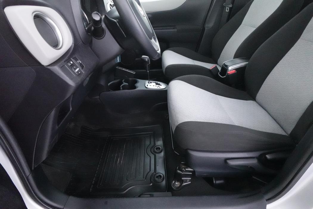 TOYOTA Yaris 2012