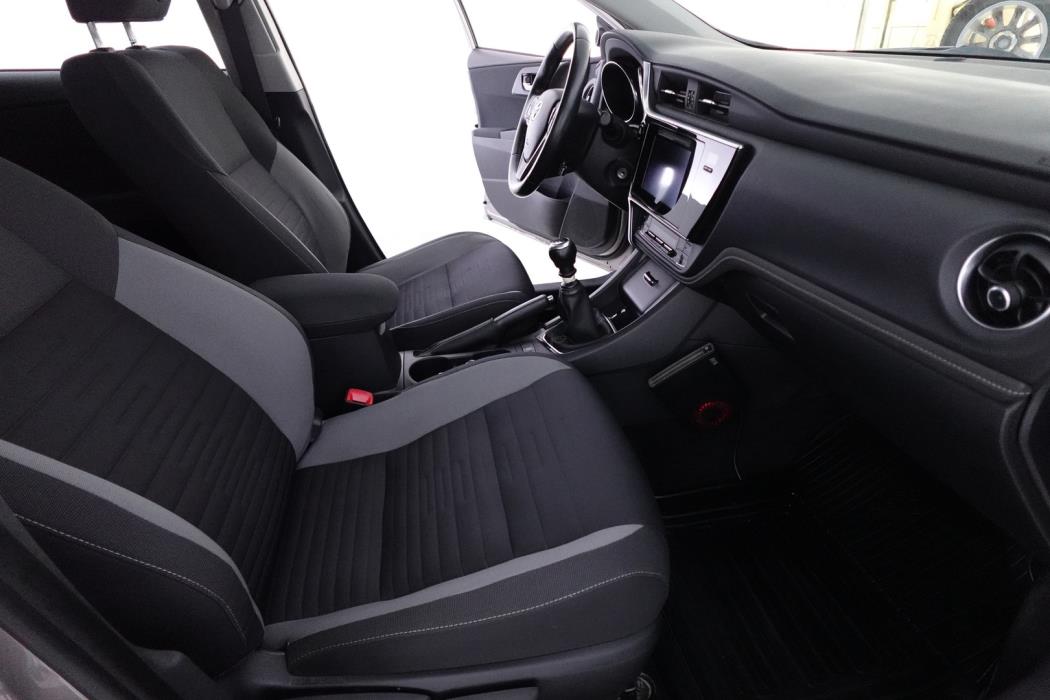 TOYOTA Auris 2016