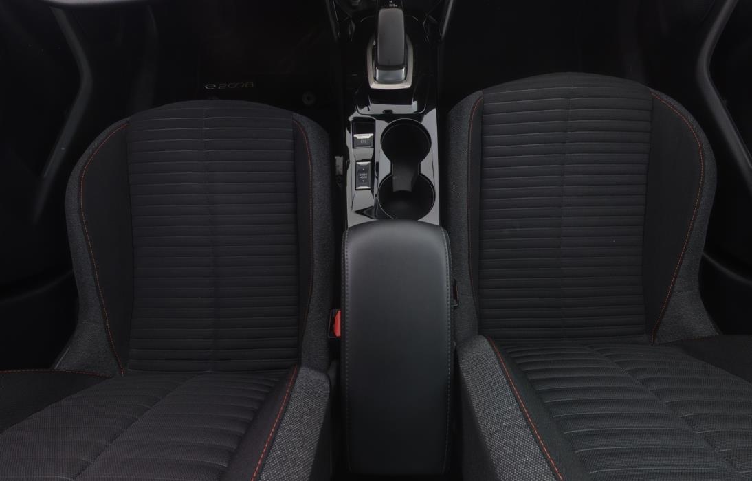 PEUGEOT e-2008 2021