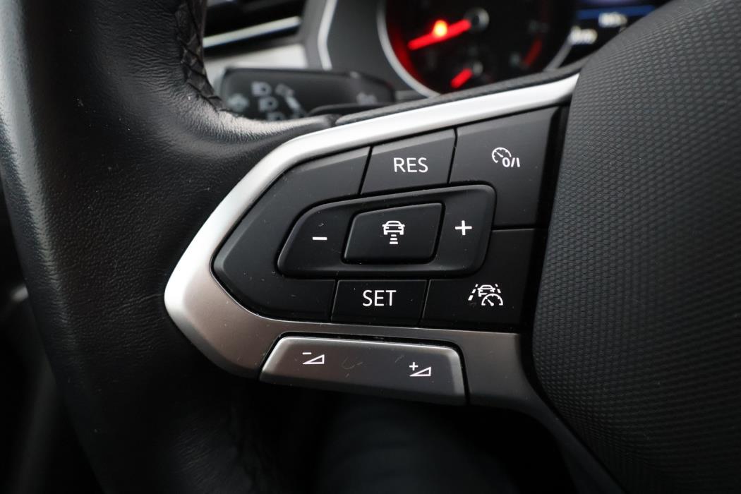 VOLKSWAGEN Passat 2022