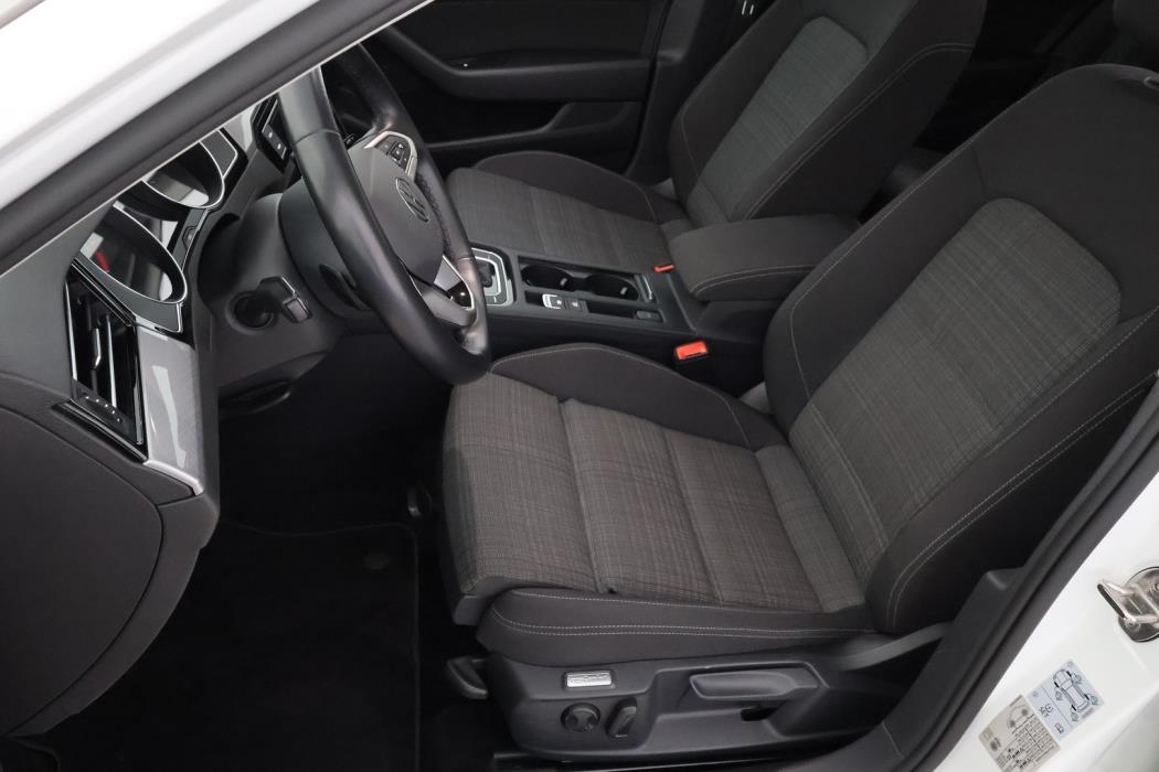 VOLKSWAGEN Passat 2022