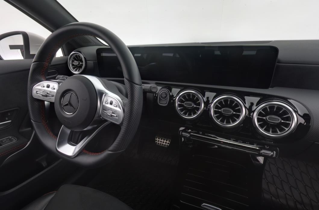 MERCEDES-BENZ A 2022