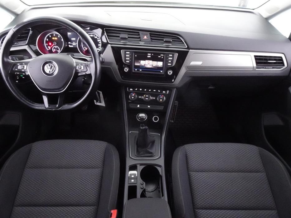 VOLKSWAGEN Touran 2016