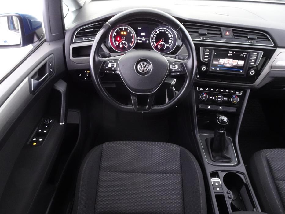 VOLKSWAGEN Touran 2016
