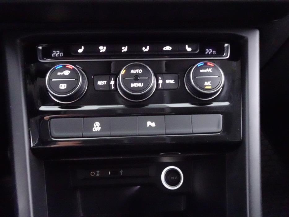 VOLKSWAGEN Touran 2016