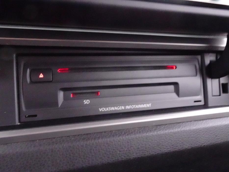 VOLKSWAGEN Touran 2016