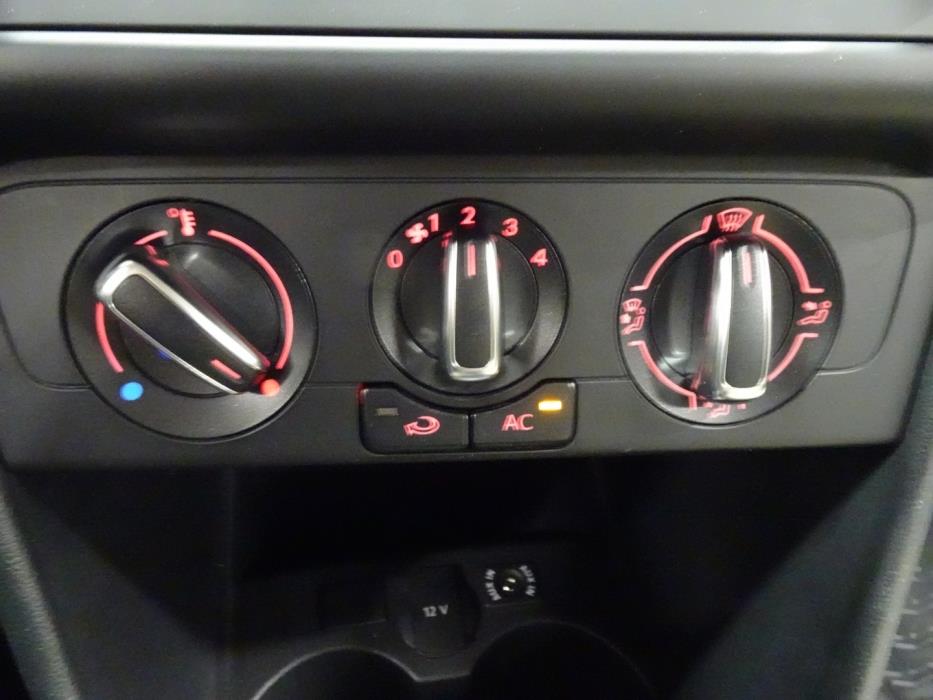 VOLKSWAGEN Polo 2011