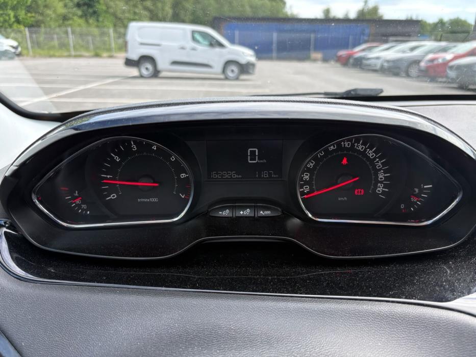 PEUGEOT 208 2012