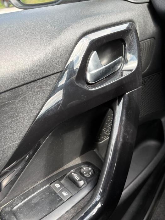 PEUGEOT 208 2012