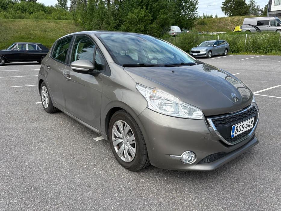PEUGEOT 208 2012
