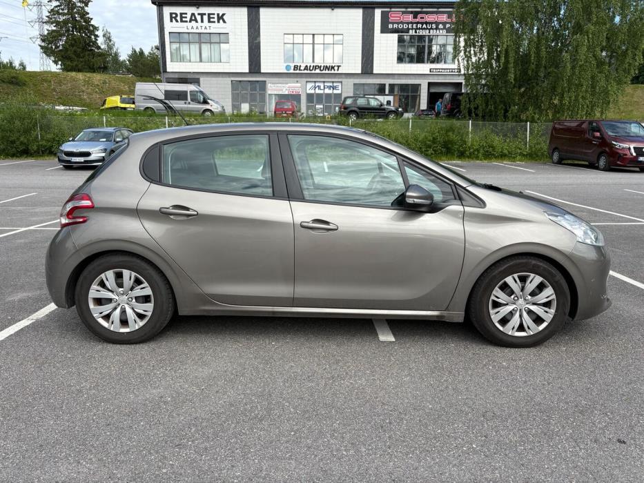 PEUGEOT 208 2012