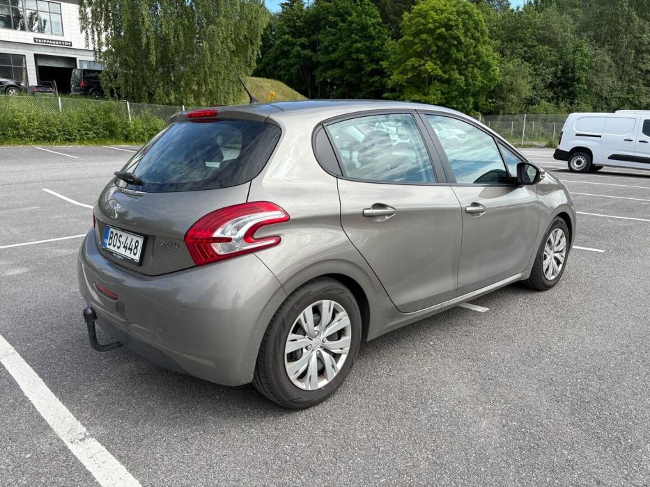 PEUGEOT 208 2012
