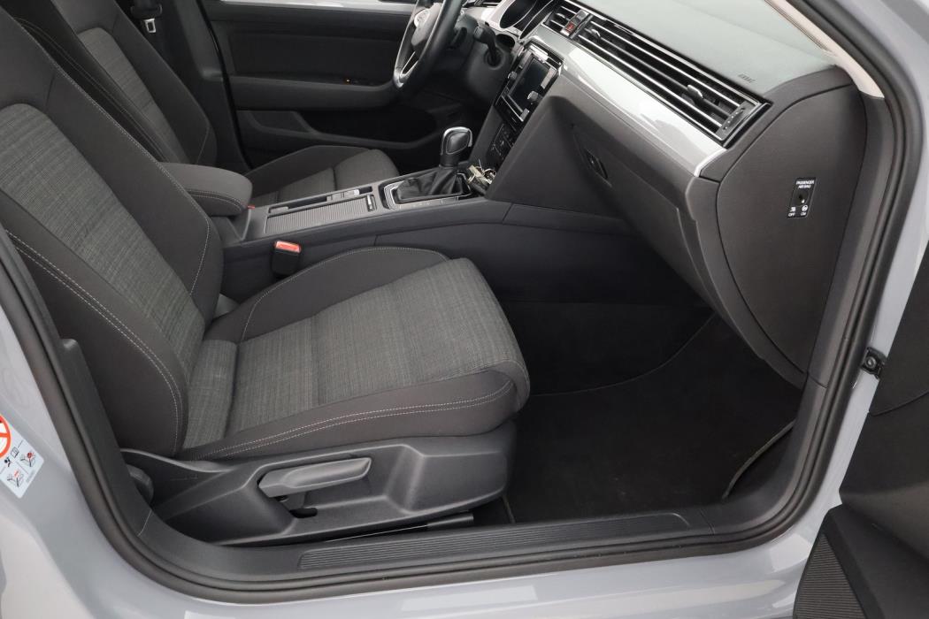 VOLKSWAGEN Passat 2022