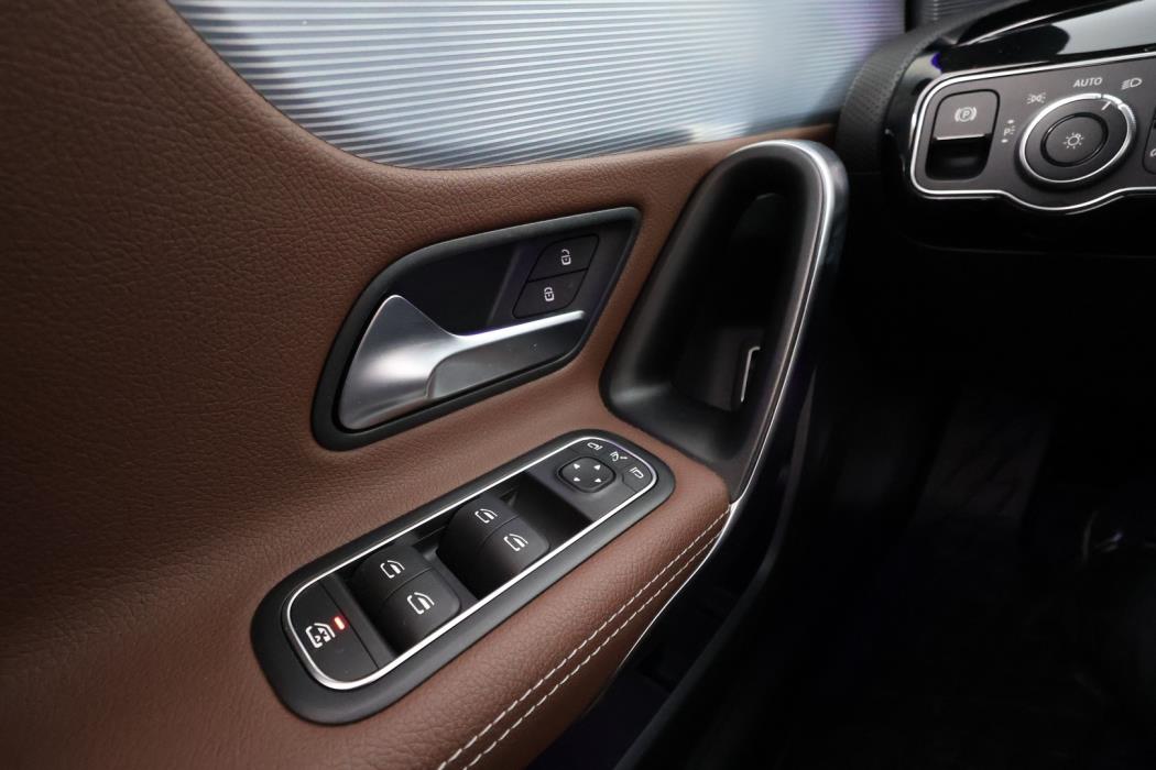 MERCEDES-BENZ A 2022