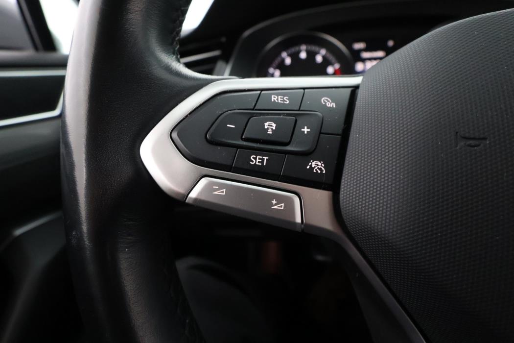 VOLKSWAGEN Passat 2022