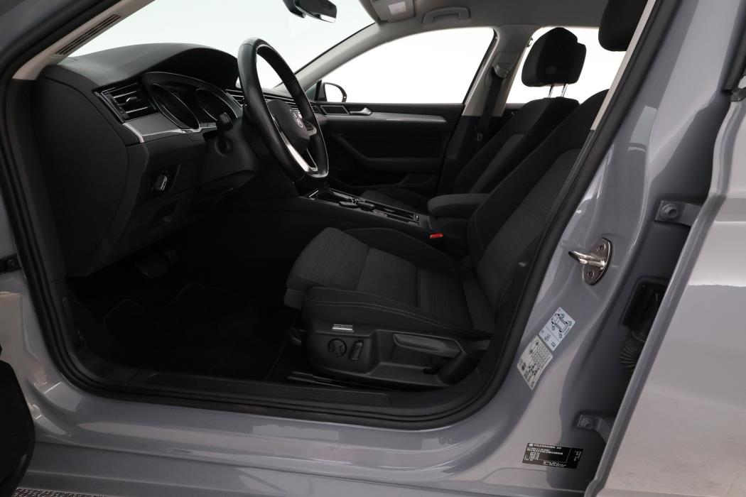 VOLKSWAGEN Passat 2022