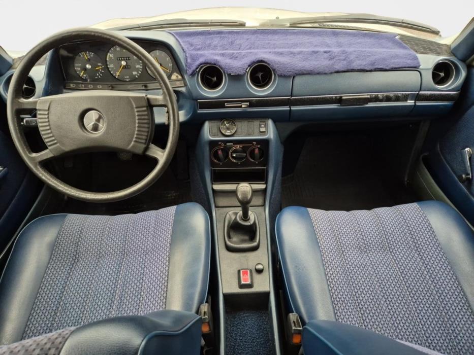 MERCEDES-BENZ 220 1977