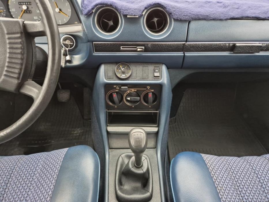 MERCEDES-BENZ 220 1977