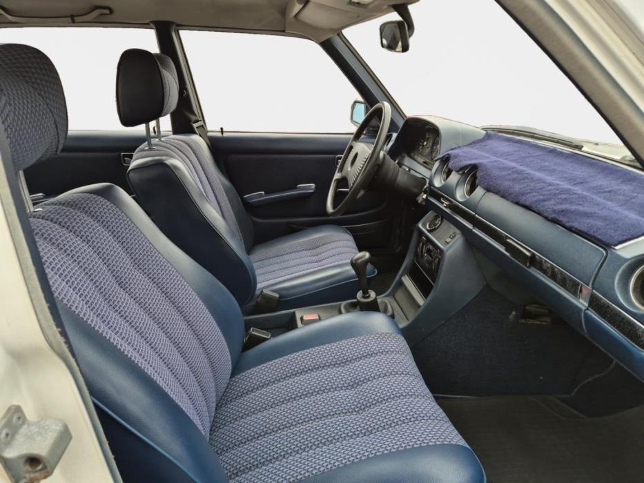 MERCEDES-BENZ 220 1977