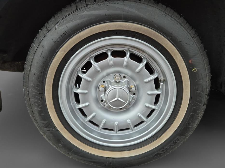 MERCEDES-BENZ 220 1977