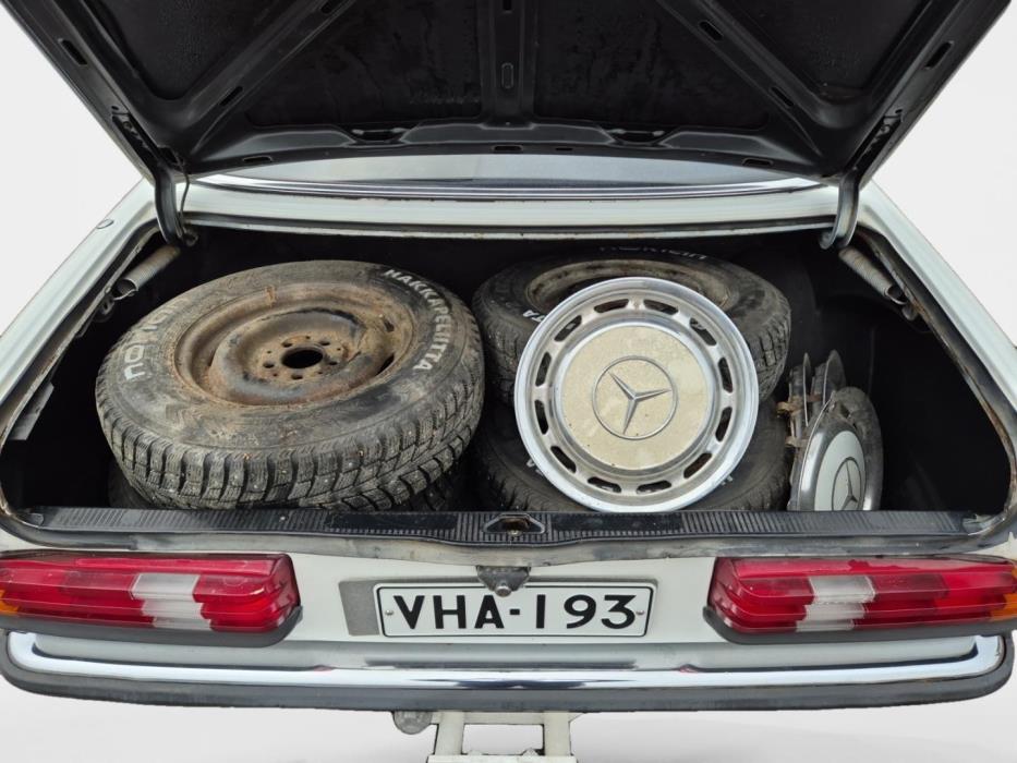 MERCEDES-BENZ 220 1977