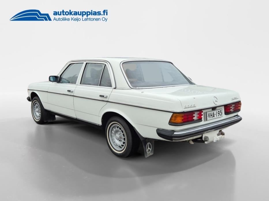 MERCEDES-BENZ 220 1977