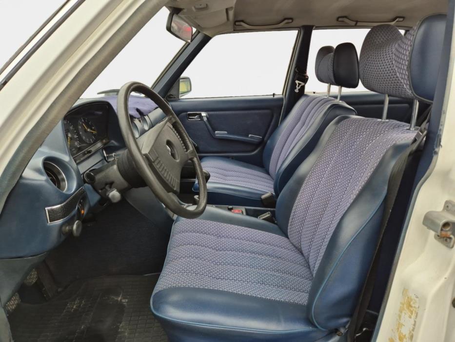 MERCEDES-BENZ 220 1977