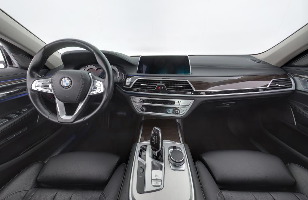 BMW 740 2016