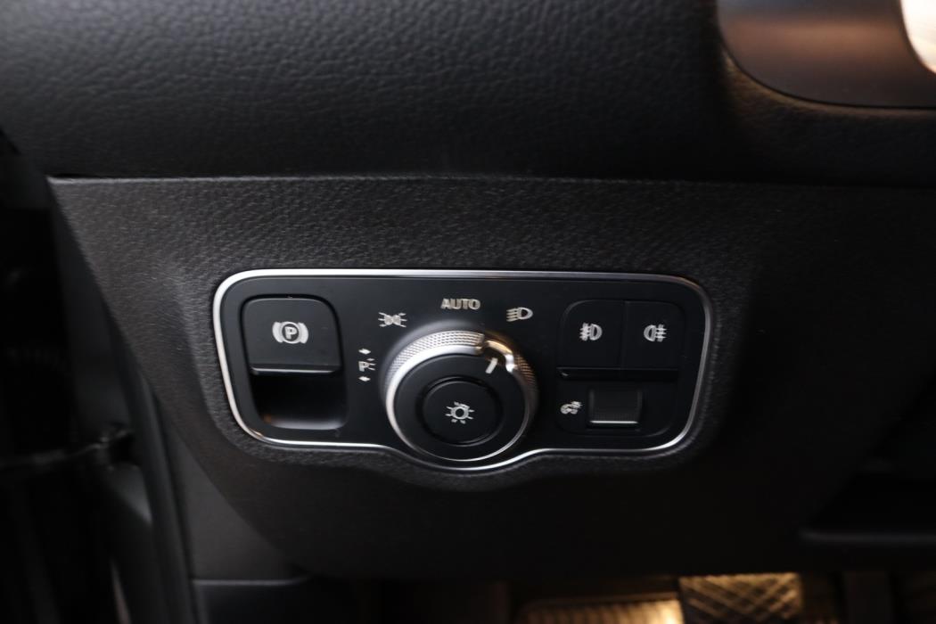MERCEDES-BENZ GLB 2021